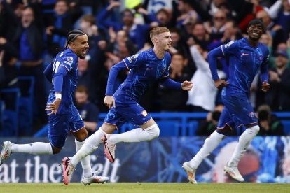Cole Palmer (c) celebra sus cuatro goles con la camiseta de Chelsea