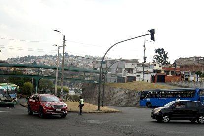 SEMAFOROS SIN LUZ CONGESTION VEHICULAR EN LA AVENIDA ORIENTAL SECTOR LA RECOLETA SUR DE QUITO .René Fraga Quito 28 de septiembre del 2024 AG-Periodistas AG-Granasa ag-periodistas-quito