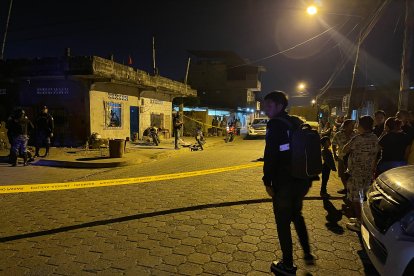 Dos asesinados quedaron en la vía en Naranjal.