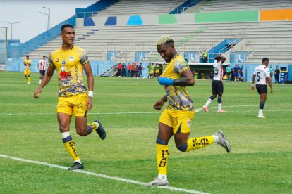 Ricardo Phillips hizo un doblete para Delfín ante Liga de Quito y fiesta en Manta.