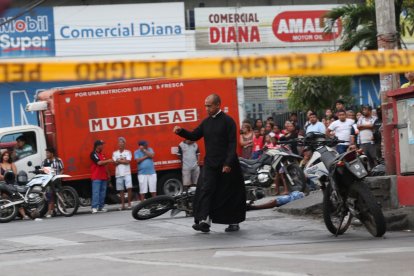 El religioso caminó por la escena del crimen, lo bendijo y luego se retiró.