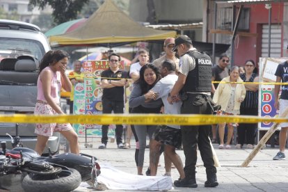 Familiares llegaron a la escena. Ellos lamentaron el crimen de su pariente.