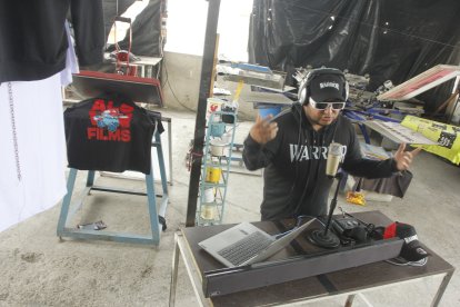 Miguel ha adecuado el espacio donde ubica sus máquinas de serigrafía para tener su pequeño estudio ahí mismo.