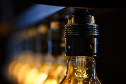 Cada distribuidora de energía se encarga de elaborar el cronograma.