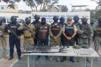 La Policias y las Fuerzas Armadas mostraron las evidencias halladas en poder de los detenidos.