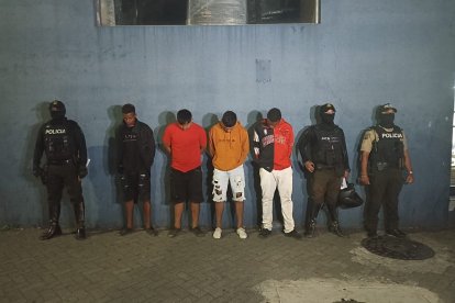 Cuatro sujetos fueron detenidos, acusados de extorsión en Guayaquil.
