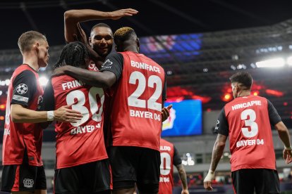 Leverkusen (Germany), 30/09/2024.- Victor Boniface of Leverkusen (C) celebrates with teammmates after scoring the 1-0 opening goal during the UEFA Champions League match between Bayer Leverkusen and AC Milan in Leverkusen, Germany, 01 October 2024. (Liga de Campeones, Alemania) EFE/EPA/CHRISTOPHER NEUNDORF