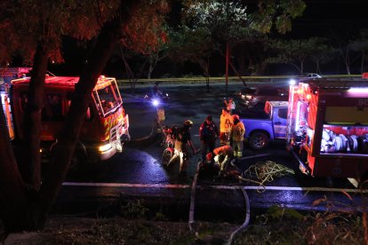 Fueron unos cuarenta bomberos los que se encargaron de contener las llamas del incendio.