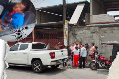 Familiares de la víctima acudieron a la morgue de Daule para retirarla. Los agente lo encontraron sin vida frente al volante.