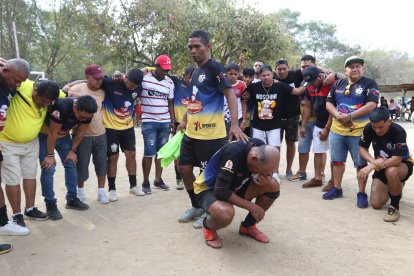 Juan Tapia (centro y de pie) hace el agradecimiento a Dios antes de recibir los homenajes como los nuevos campeones.