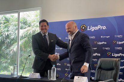 Gabriel Drouet (i) junto a Miguel Ángel Loor de LigaPro
