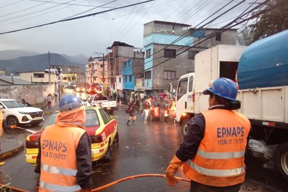 Los vecinos salieron a ayudar a los funcionarios municipales.