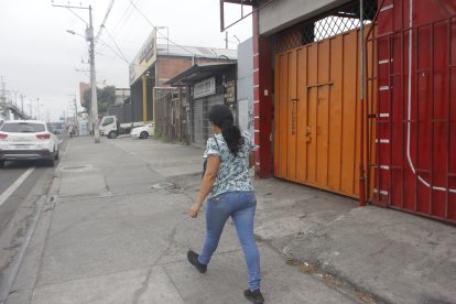 Presuntos extorsionadores dispararon contra la puerta naranja del taller mecánico.