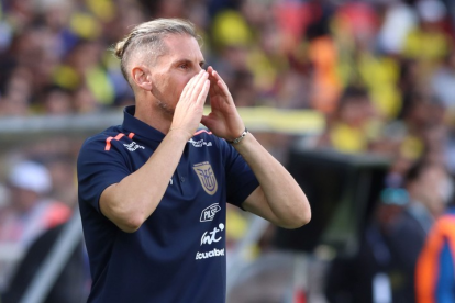 Sebastián Beccacece dirigiendo desde el banco de Ecuador en eliminatorias