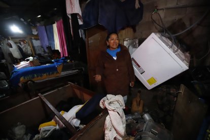 Luz María Tituaña muestra cómo quedó su hogar luego de la inundación de lodo. Ni la ropa sirve, por el mal olor.