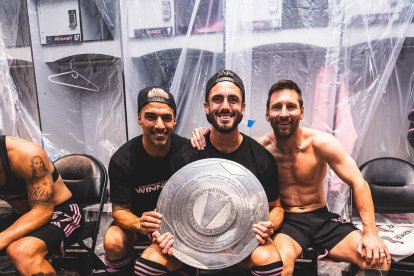 Leonardo Campana (c) celebra la MLS Supporters' Shield junto a Luis Suárez y Lionel Messi.