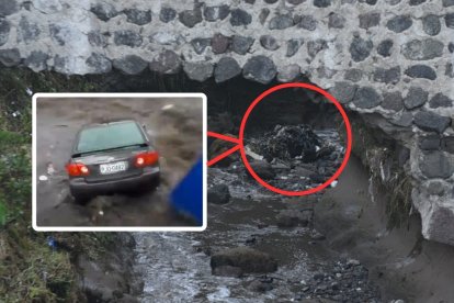 Dos autos fueron encontrados en el fondo de una quebrada.