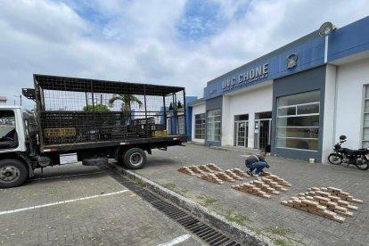 Encontraron bloques de droga en Chone.