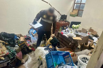 Operativo en el que la niña fue rescatada por la policía en una residencia de Loja.