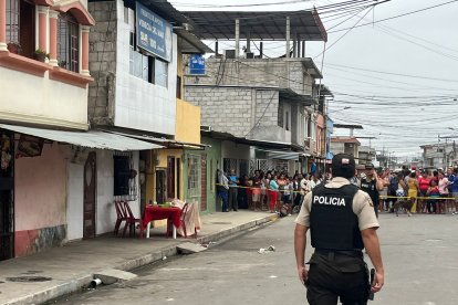 Moradores observan la escena del crimen del asesinato de alias Chalaco.
