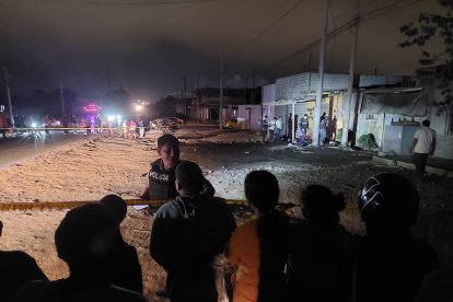 Elementos policiales indagan con los pobladores detalles del hecho ocurrido en el taller de motos.