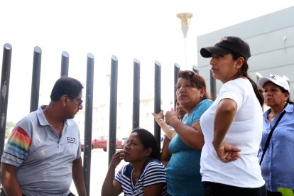 La mamá de Leonardo Quimí (camisa a rayas) llora desconsolada afuera de la morgue.