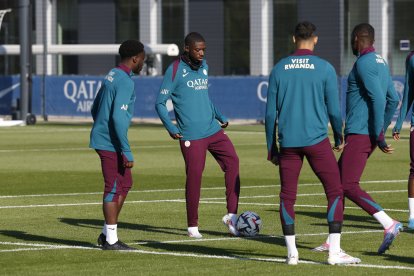 Ousmane Dembélé regresó a los entrenamientos del PSG, luego de que Luis Enrique le levantó el castigo por indisciplina.