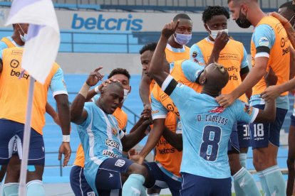 Joao Paredes, de rodillas, celebra un gol vistiendo la camiseta de 9 de Octubre.