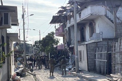 La onda expansiva dejó dos personas fallecidas y diste heridos.