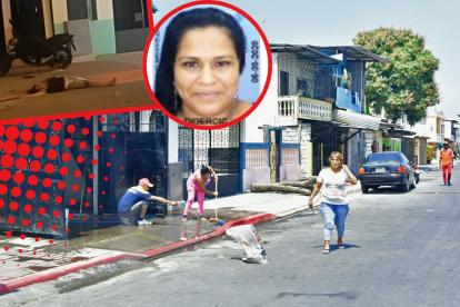 Moradores limpiaban con agua y escobas el charco de sangre que quedó en el lugar donde fue asesinada Miriam Cedeño Briones.
