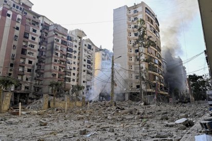 Varios barrios residenciales en Beirut resultaron afectados por los bombardeos israelíes, durante el día sábado.