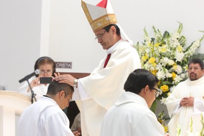 MonseñorLuis Cabrera en una ceremonia de investidura de diáconos.