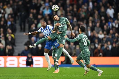 Pervis Estupiñán ingresó y Brighton ganó peso en el ataque.