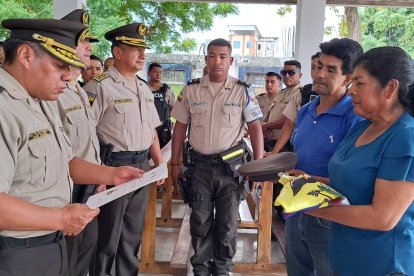 Gino Pillajo, subrogante de la Policía en Esmeraldas, entregó a la familia el estandarte nacional que Jorge había jurado defender.