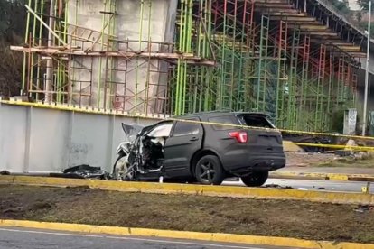 Este vehículo se impactó contra un costado de la autopista General Rumuñahui, en donde se construye un puente elevado.