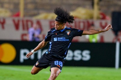 El mediocampista ecuatoriano Marco Angulo en partido de Liga de Quito