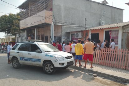 Un hombre fue atacado a tiros luego de que llegada a la vivienda que alquilaba, en el cantón Santa Lucía, en Guayas.