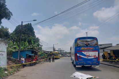 El cuerpo de la víctima atropellada en Baba quedó sobre la vía.