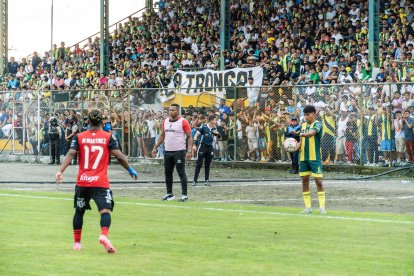 Con el estadio de La Troncal a reventar, Antonio Valencia a filo de cancha, dirigiendo a su equipo AV25.