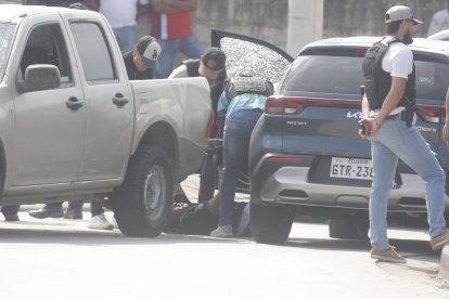 Las dos personas fueron trasladadas al anfiteatro de Daule en una camioneta de la Policía Nacional.