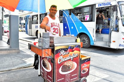 César  se ‘estaciona’ con su carreta en el centro de Guayaquil a la hora del almuerzo.