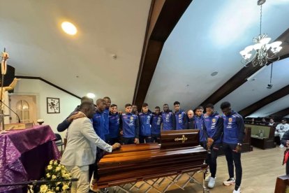 Jugadores de la selección de Ecuador en la despedida de Robert Cabezas.