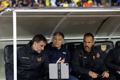 Ariel Holan (c) dirigiendo en la banca de suplentes a Barcelona en el estadio Atahualpa