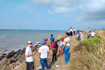 En Las Palmas, Esmeraldas, buscan a una niña desaparecida.