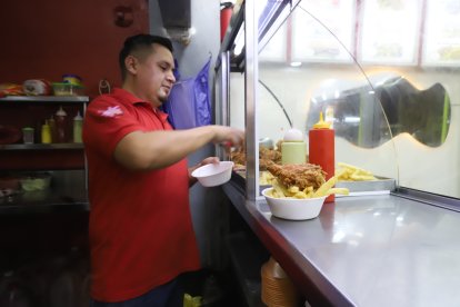 La pechuga es la presa más solicitada y también más cara en el papipollo.