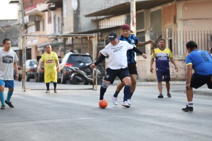 En la 23 y San Martín se cierra la calle con arcos, los fines de semana, para ‘pelotear’.