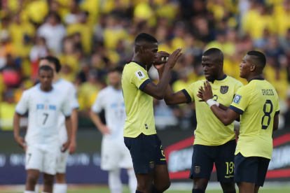 Jugadores de Ecuador en la victoria ante Perú por la fecha 8 de eliminatorias sudamericanas