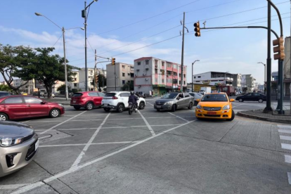 Semáforos sin energía eléctrica en Guayaquil.