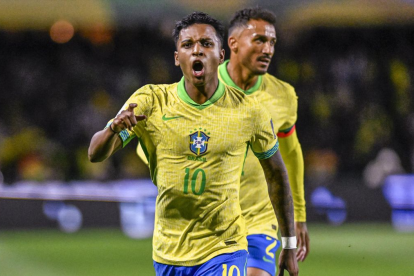 Rodrygo festeja ante la hinchada uno de sus goles con la Canarinha