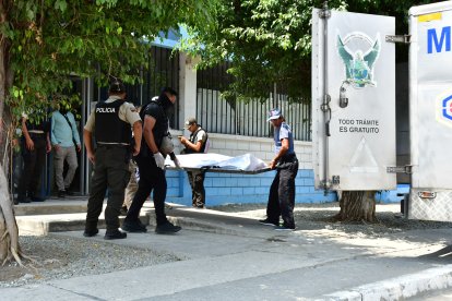 El cuerpo de Aaron Arce Salazar fue retirado a las 10:20 del sitio del crimen. Los orificios causados por las balas quedaron en la puerta de ingreso de las oficinas.
